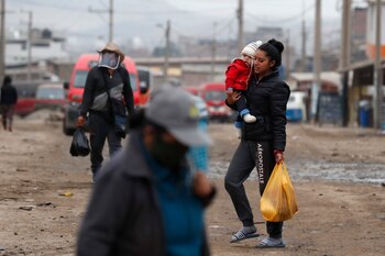 Desde el viernes pasado un total de 26.046 enfermos han recibido el alta epidemiológica tras vencer al virus SARS-CoV-2, por encima de los 23.235 nuevos contagios que se han detectado en el mismo periodo. EFE/Paolo Aguilar/Archivo