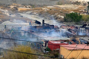 Varios bomberos realizan labores de