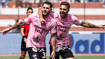 Pablo Erustes en pleno festejo con Luis Urruti. - Crédito: Sport Boys