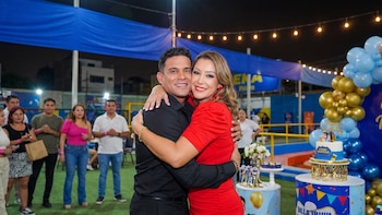 Karla Tarazona sorprende a Christian Domínguez por sus 43 años en su primer mes como esposos: “Cada cumpleaños será distinto”