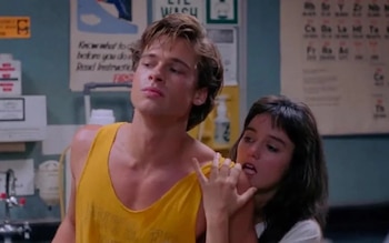 Brad Pitt recordó que antes de terminarf su romance con Jill Schoelen, ella estaba en Budapest. (Captura de video)