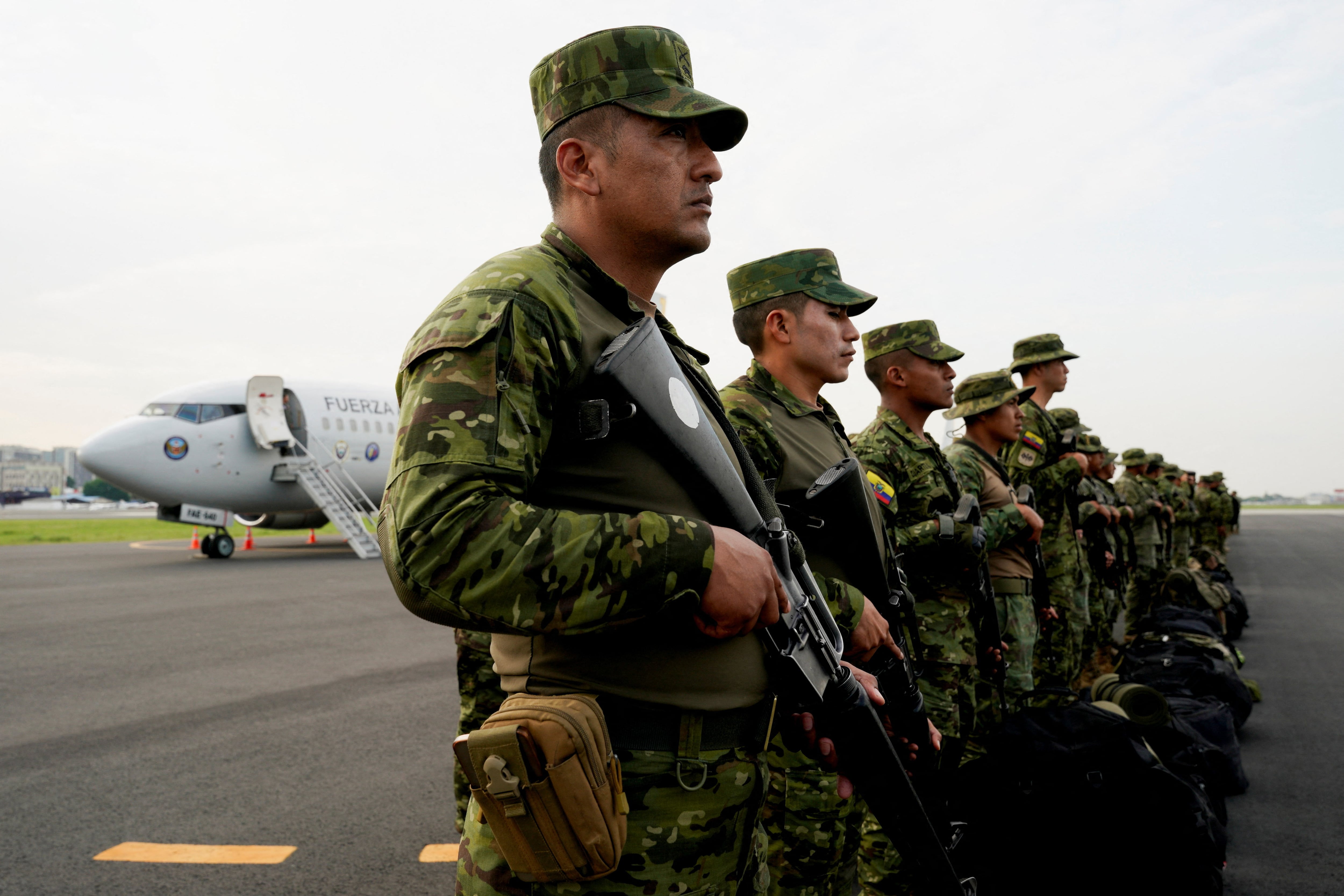 Soldados ecuatorianos montan guardia en la Base Aérea Simón Bolívar antes de ser desplegados en la provincia de Guayas para reforzar las operaciones de seguridad contra grupos criminales, en Guayaquil, Ecuador, 18 de junio de 2026. REUTERS/Santiago Arcos
