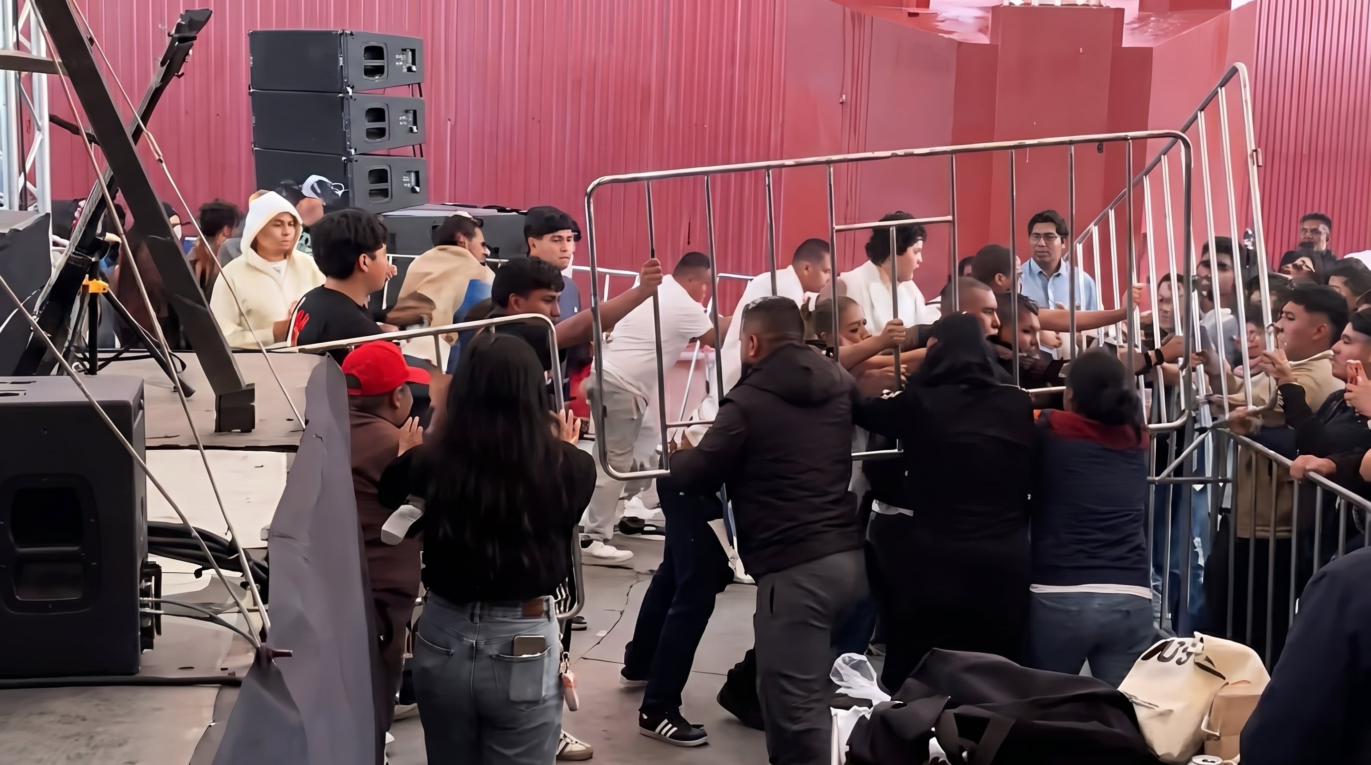 Protestan normalistas de El Mexe ante Sheinbaum por homicidio de compañero y demandas históricas.