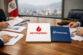 Primer plano de una mesa de reuniones ejecutiva de madera con carpetas de Petroperú y Proinversión. Manos señalan gráficos financieros. Ventana con vista a Lima y bandera peruana.
