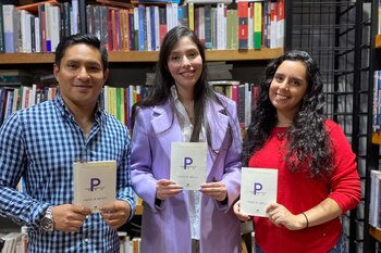 Vanessa González con los editores