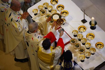 El arzobispo Laurent Ulrich dirige