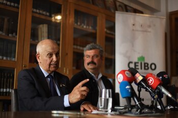 Manuel Araya (i), asistente personal