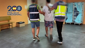 28/08/2026 Alicante.- Sucesos.- Detenido en Elche un sicario con una Orden Internacional de Detención de Chile.
Agentes de la Policía Nacional han detenido en Elche (Alicante) a un supuesto sicario, de 26 años, sobre el que pesaba una Orden Internacional de Detención (OID) dictada por las autoridades de Chile por su presunta implicación en un delito de asesinato.
COMUNIDAD VALENCIANA ESPAÑA EUROPA VALENCIA SOCIEDAD
POLICÍA NACIONAL