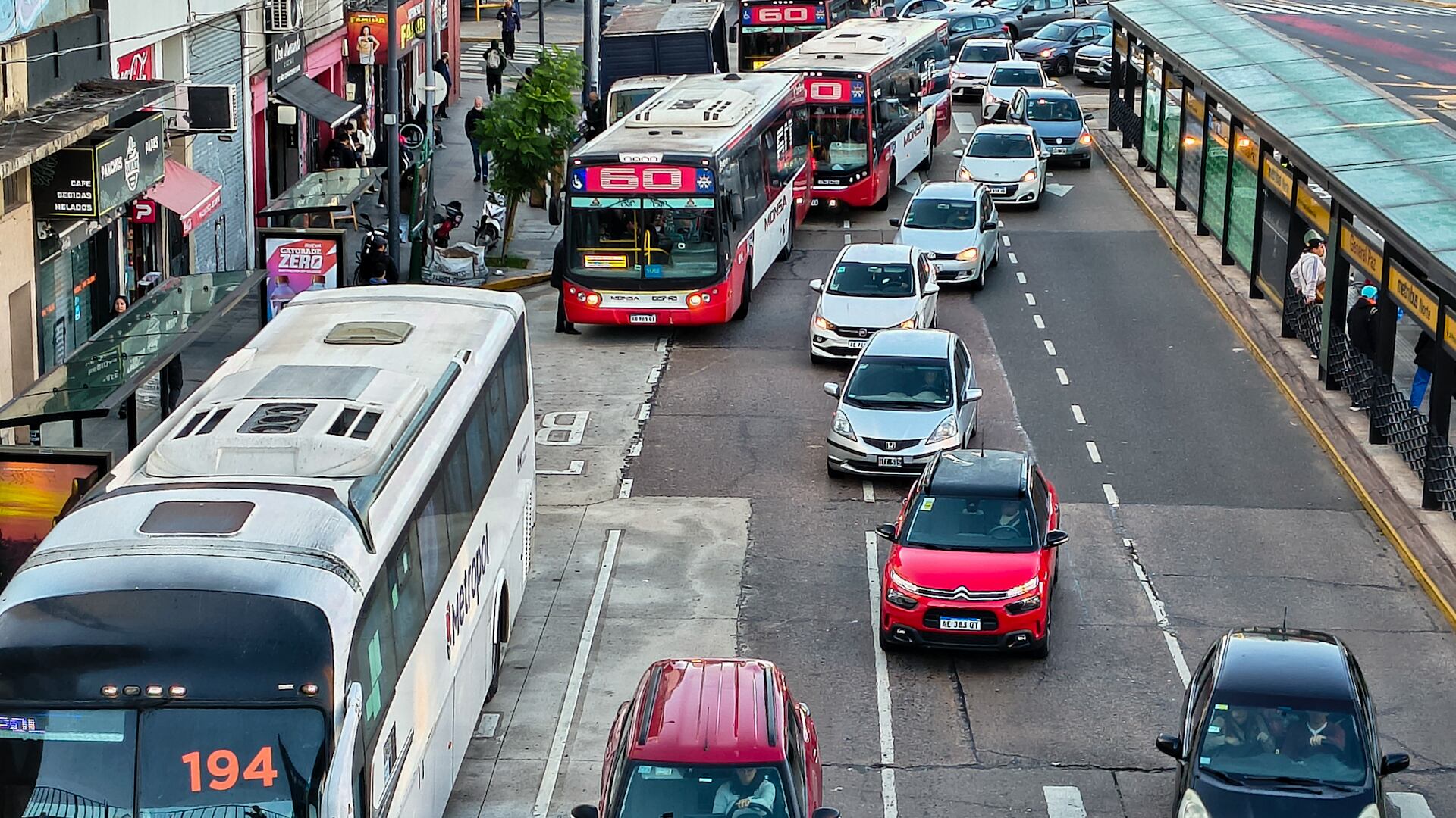 Unidades de colectivos en la provincia de Buenos Aires ajustan servicios ante el aumento del precio del gasoil (Adrián Escandar)