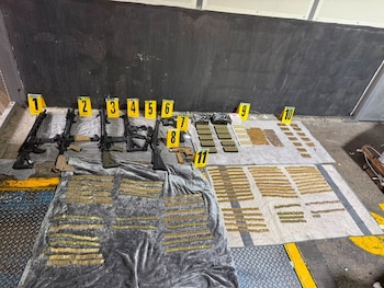 La Aduana Santo Tomás de Castilla detectó en Izabal un cargamento de armas oculto en un contenedor procedente de Miami, Estados Unidos. (Foto: Ministerio de Gobernación)