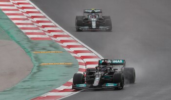 Sebastian Vettel detrás de Lewis Hamilton (REUTERS/Murad Sezer)