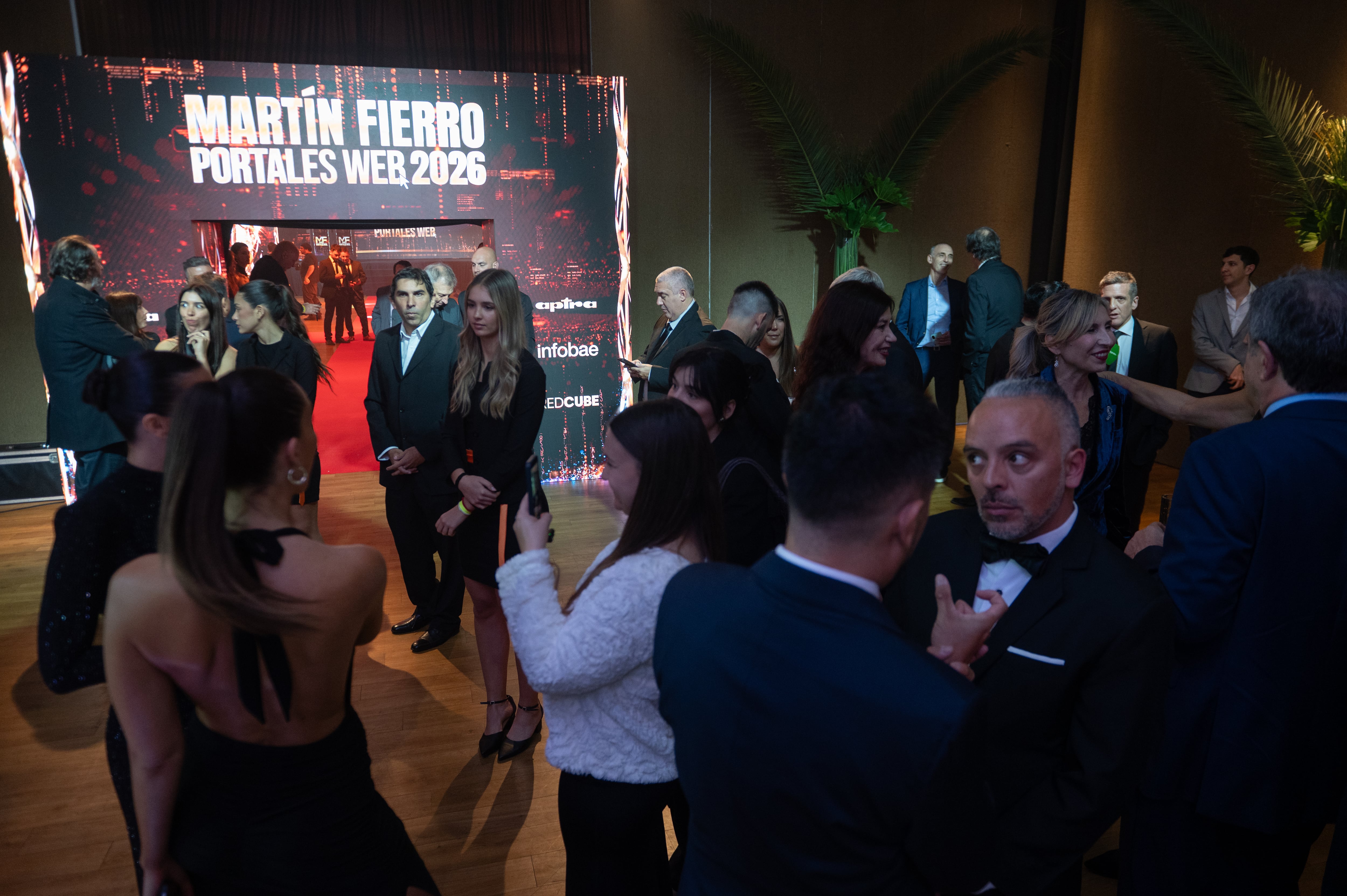 La ceremonia de los Martín Fierro de Portales Web 2026 arrancó a las 21:00 con transmisión de Infobae y la conducción de Julieta Prandi y Nacho Girón