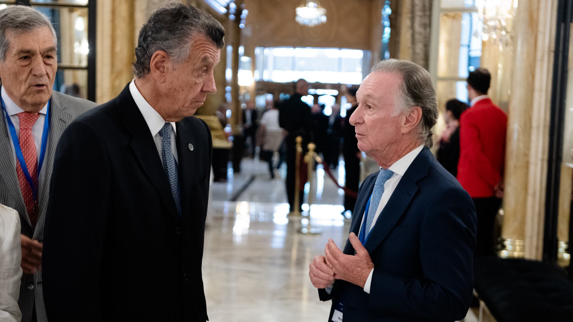 El presidente de la Cámara Argentina de Comercio y Servicios, Mario Grinman y el de la Construcción, Gustavo Weiss, ayer en el Cicyp