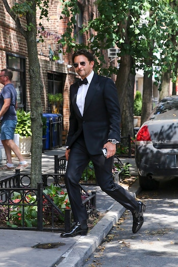 El actor derrocha elegancia por las calles de Nueva York luciendo un impecable esmoquin clásico y gafas de sol Photo © 2026 Backgrid/The Grosby Group