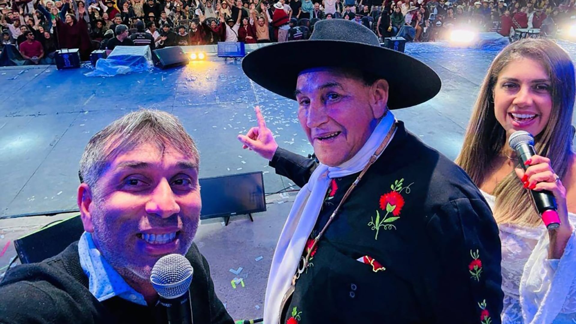 La imagen que compartió Pipino Cuevas en el escenario con su esposa y el Chaqueño Palavecino