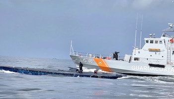 El Ministerio de Defensa de Ecuador vinculó el semisumergible al transporte de droga y a la tenencia ilegal de combustible - crédito @armada_ecuador/X