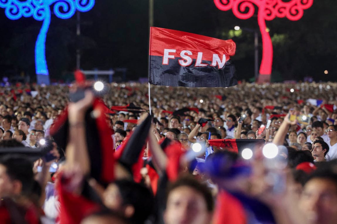 Esta fotografía, distribuida por el gobierno de Nicaragua a través del medio oficial de noticias El 19 Digital, muestra a una persona ondeando una bandera del Frente Sandinista de Liberación Nacional (FSLN) durante un evento para conmemorar el 47.º aniversario de la Revolución Nicaragüense en Managua, el 19 de julio de 2026. (Foto de César PÉREZ / El 19 DIGITAL / AFP)