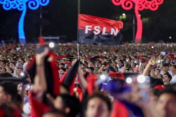Daniel Ortega y Rosario Murillo, mandatarios de Nicaragua, en conmemoración de revolución sandinista