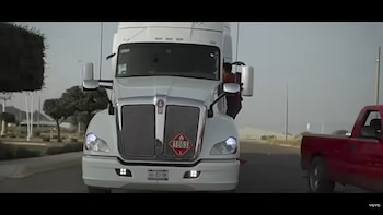 Parte de las escenas del video musical de "Comandante Tanque" de Javier Rosas.(YouTube/Captura de pantalla)