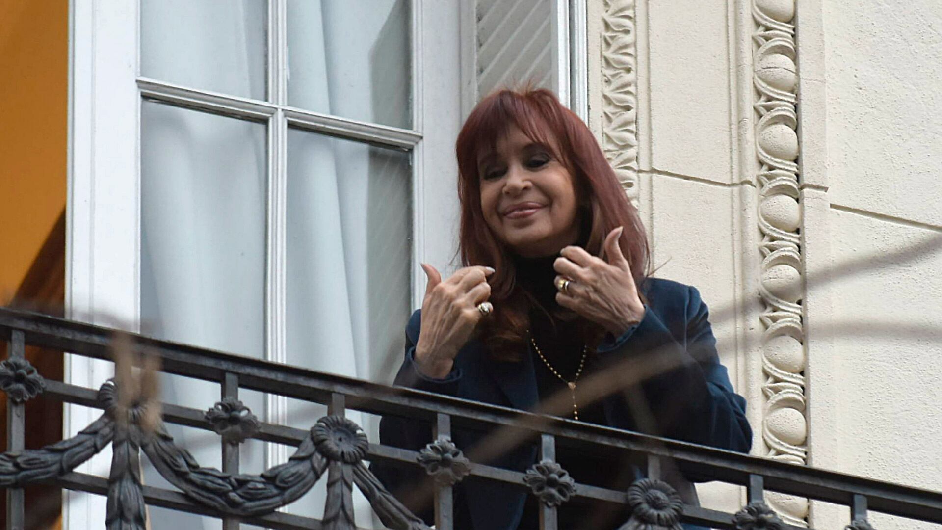 CFK en el balcón de su departamento en donde cumple prisión domiciliaria (Foto: Gustavo Gavotti)