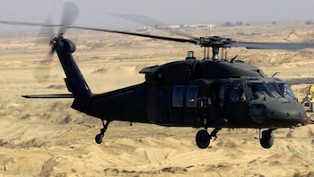 UH-60 Black Hawk volando en