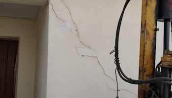 Las rajaduras son una de las principales observaciones en los muros de viviendas nuevas, junto con problemas en los acabados y el aislamiento acústico.