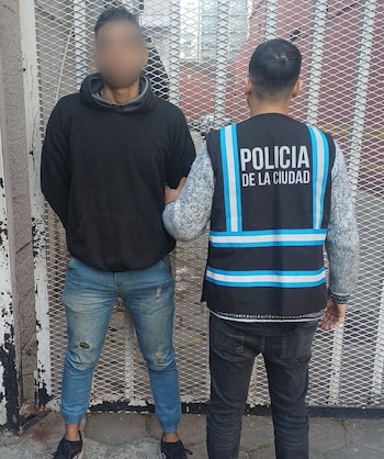 Tras la viralización del relato en redes sociales, la Policía de la Ciudad identificó al hombre y lo demoró