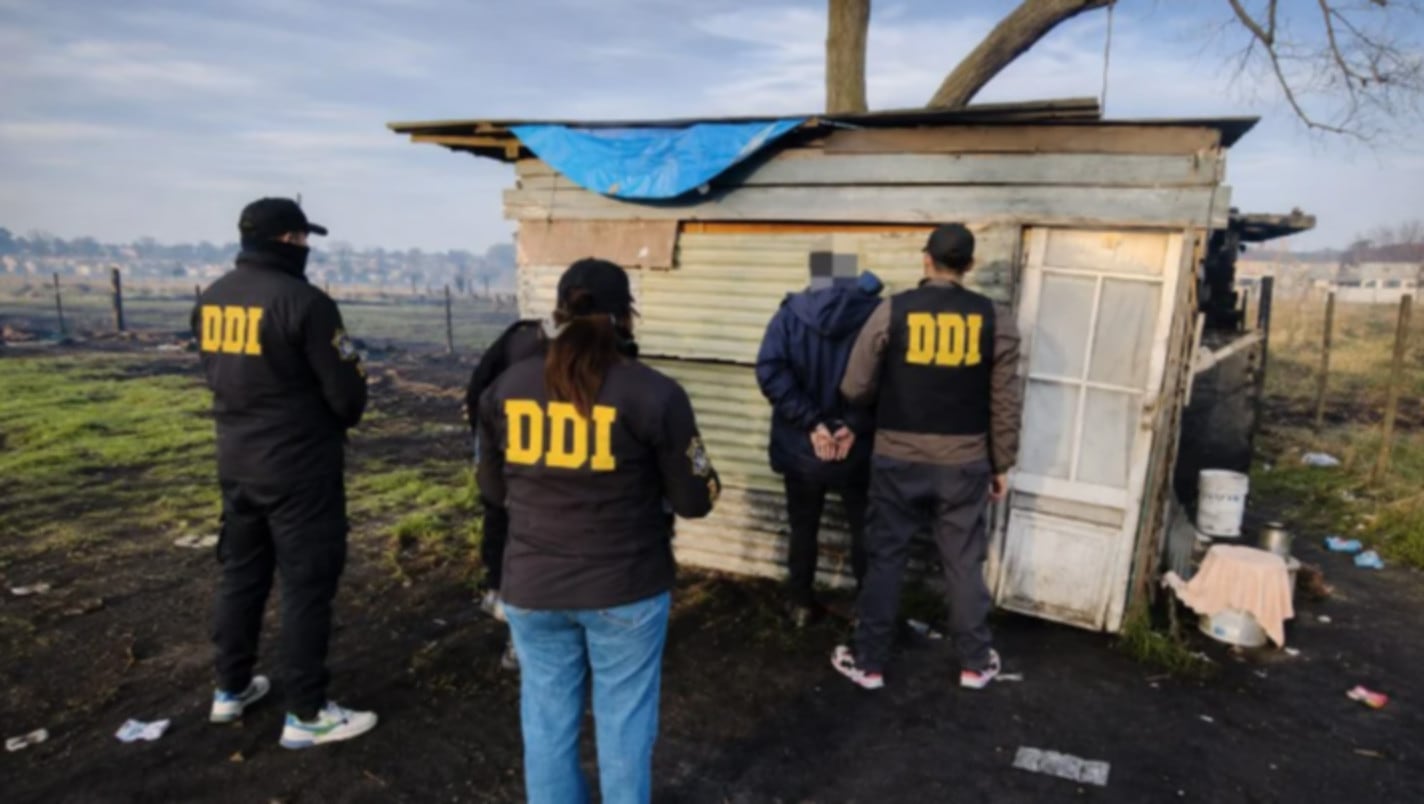 Efectivos de la DDI detienen a un hombre en un predio descampado de Mar del Plata, acusado del homicidio de su cuñado (La Capital)