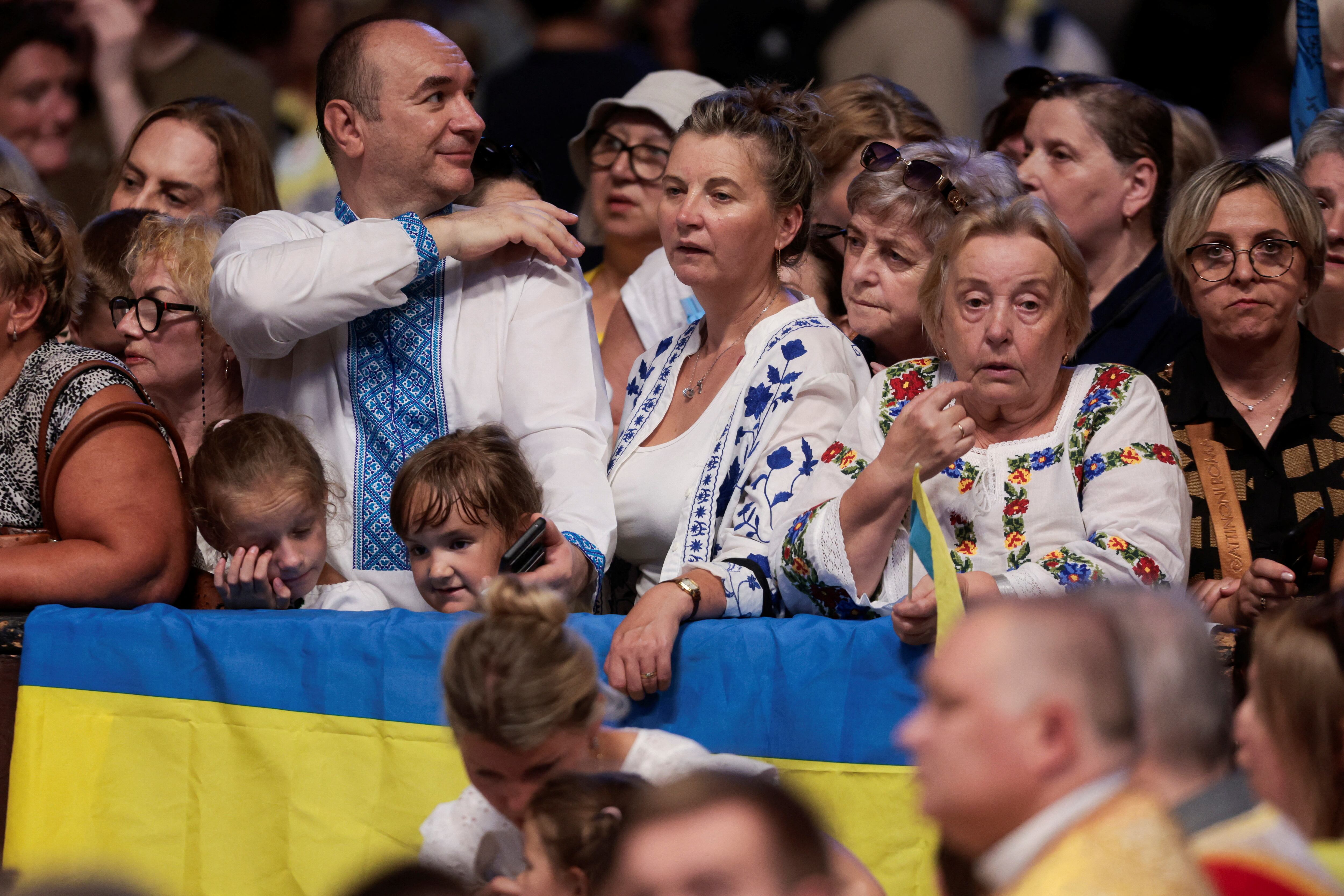 La gente asiste a la audiencia del papa León XIV con los peregrinos de la Iglesia greco-católica ucraniana (IGCU), en la Basílica de San Pedro en el Vaticano (REUTERS/Remo Casilli)