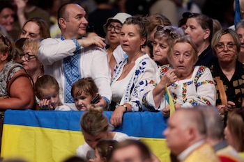 La gente asiste a la