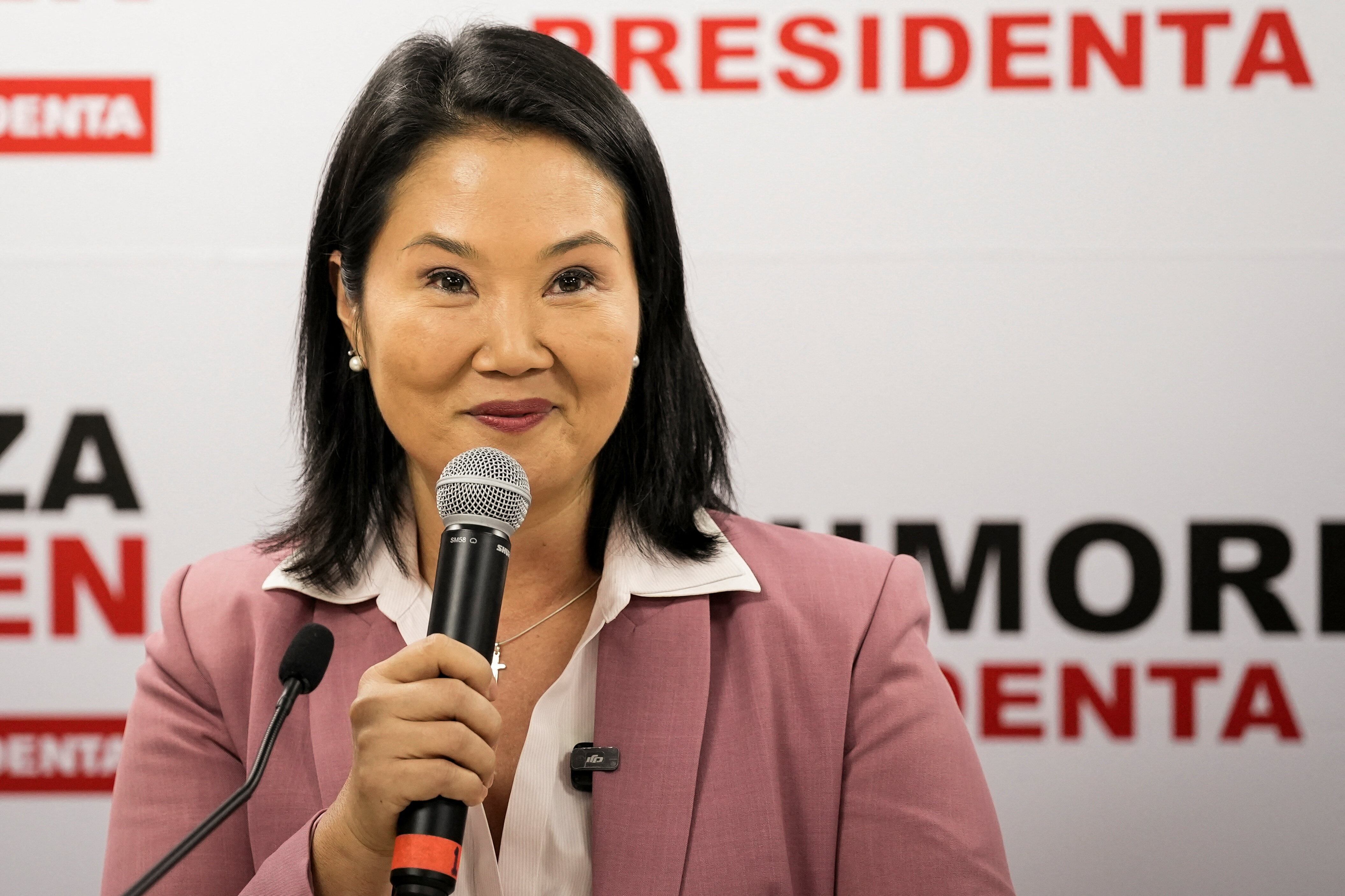 La candidata conservadora peruana Keiko Fujimori se dirige a los medios de comunicación en la sede de su partido, Fuerza Popular, tras derrotar por un estrecho margen al diputado de izquierdas Roberto Sánchez en las elecciones presidenciales peruanas, antes del anuncio oficial de los resultados, en Lima, Perú. 24 de junio de 2026. REUTERS/Angela Ponce