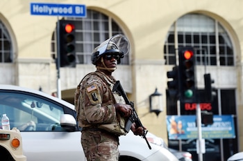 Un soldado de la Guardia Nacional de EEUU vigila Hollywood Blvd., el domingo 31 de mayo de 2020, en Los Ángeles. Las protestas se extendieron por todo el país (AP Foto/Chris Pizzello)