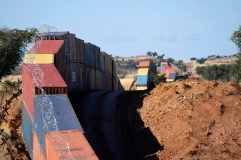Una hilera de contenedores de transporte apilados en la frontera entre Estados Unidos y México, en Arizona (AP/Ross D. Franklin)