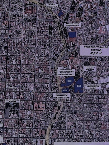 Plano urbano digital con trazado de calles, etiquetas de texto sobre predios y una zona azul destacada sobre fondo reticulado