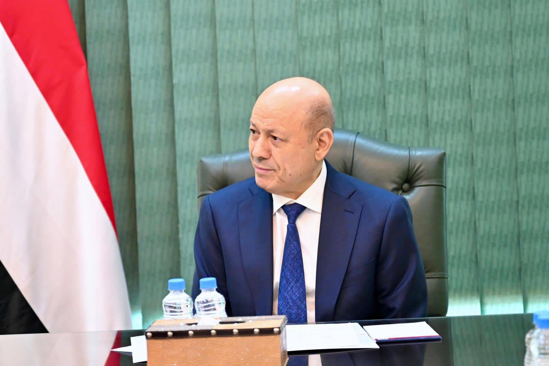 El Parlamento de Yemen respaldó la solicitud del presidente Rashad al Alimi para declarar la movilización general ante la ofensiva hutí.