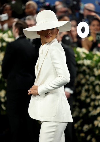 Zendaya apostó por un total white