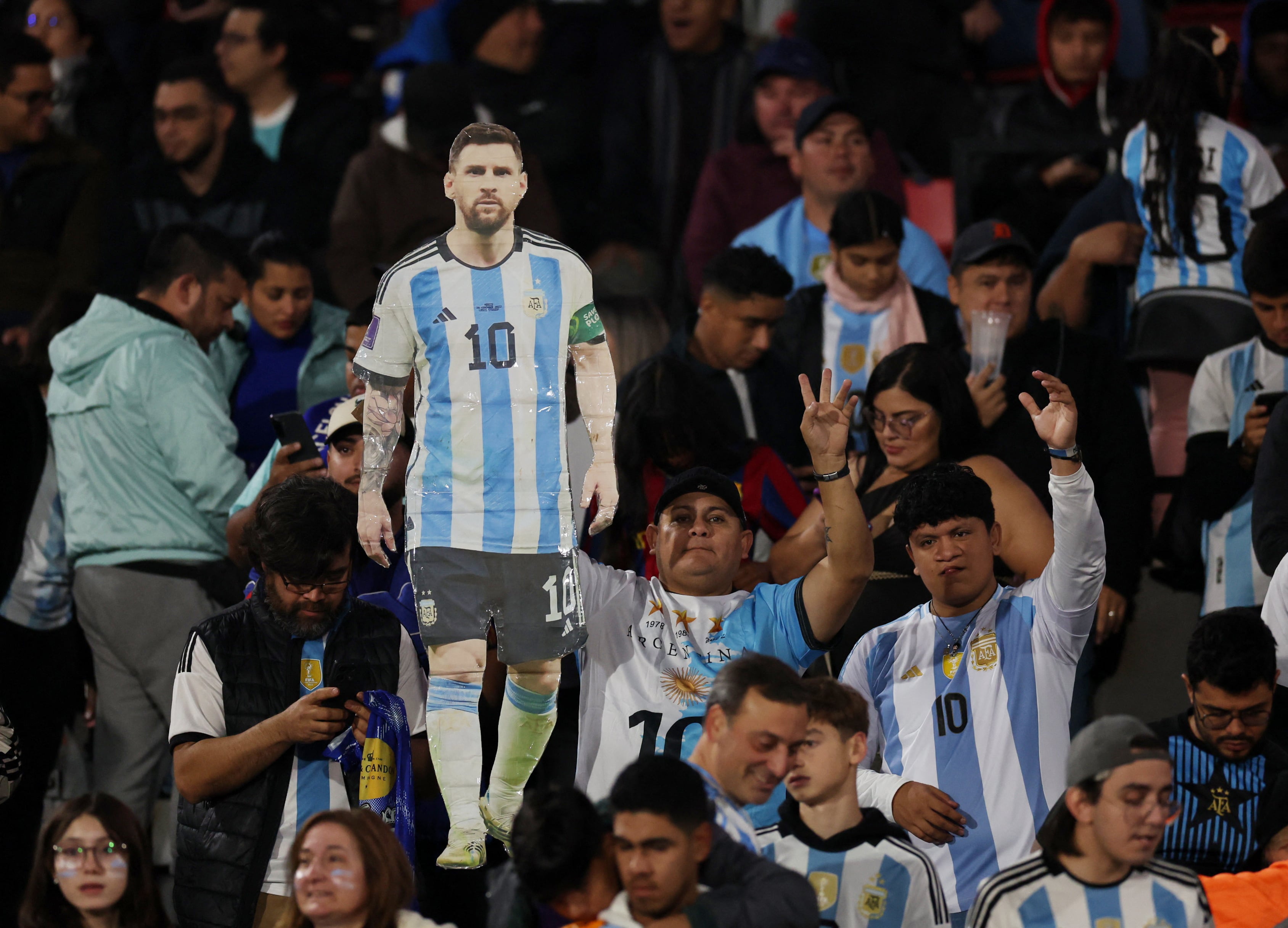 Los aficionados argentinos con un recorte de Lionel Messi dentro del estadio Nacional Julio Martínez Pradanos, Santiago, Chile (REUTERS/Pablo Sanhueza)