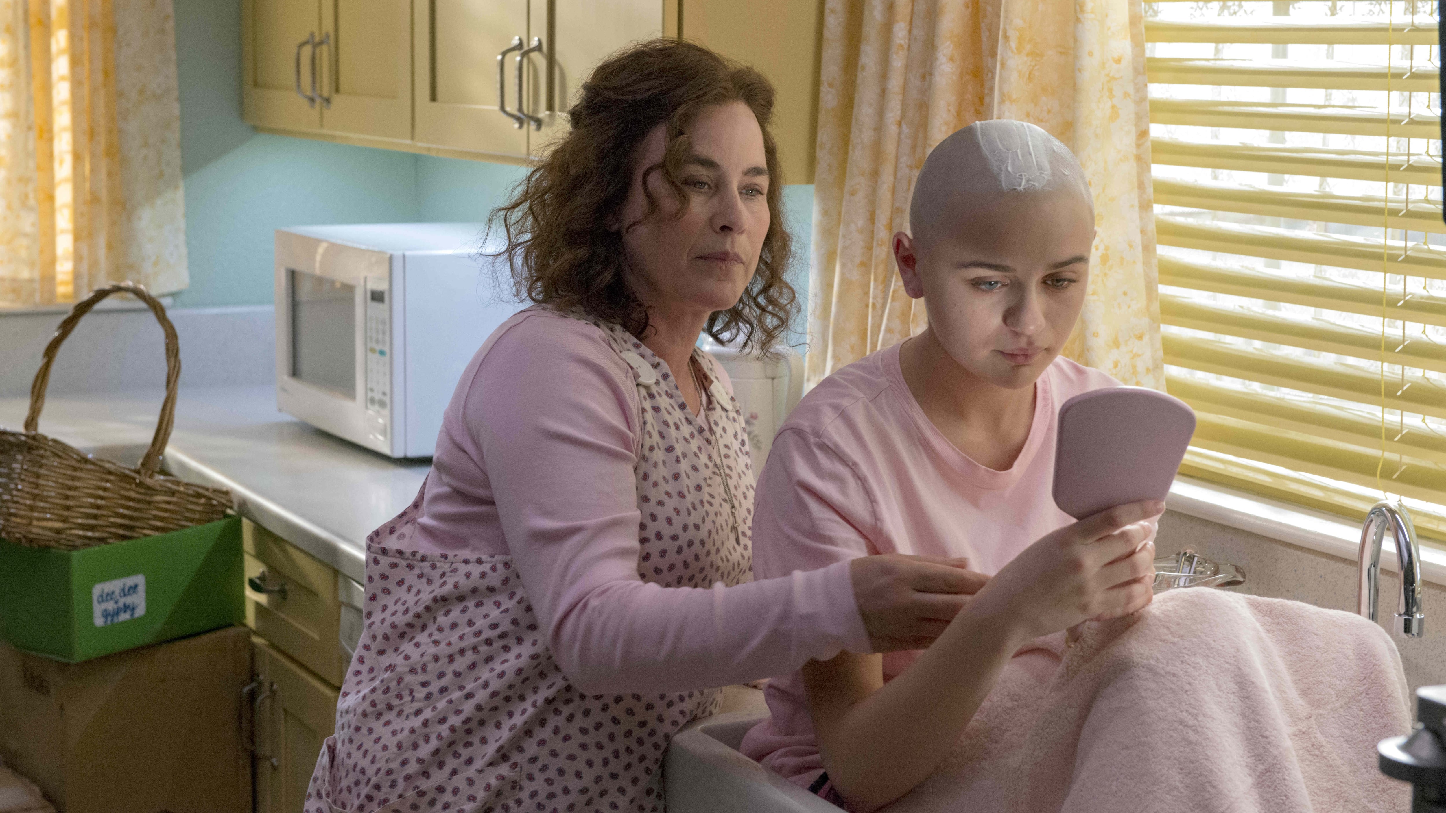 En The Act, Joey King interpreta a Gypsy Rose, mientras Patricia Arquette da vida a Dee Dee Blanchard. (Créditos: Hulu)