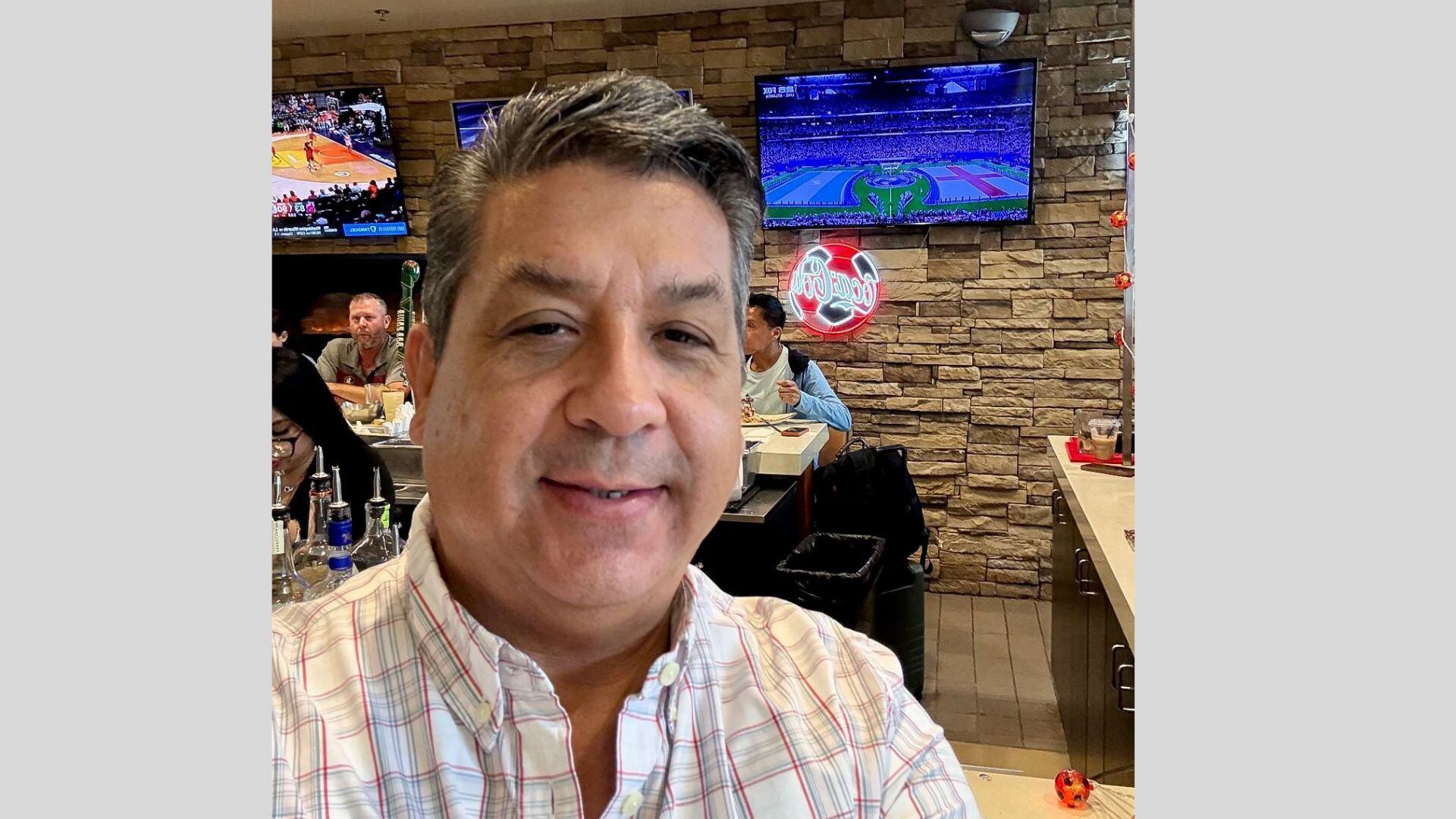 El exgobernador Francisco García Cabeza de Vaca en el interior de un restaurante, en medio de sus declaraciones sobre Santiago Nieto y las denuncias por huachicoleo. (@fgcabezadevaca ·)