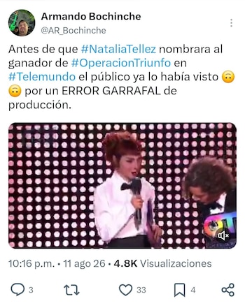 Captura de pantalla de un tuit que muestra un texto sobre un error de producción y una imagen de dos personas en un escenario con un fondo iluminado
