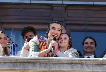 Las falleras mayores de València en 2026, Carmen Prades y Marta Mercader, durante la primera mascletà del año, cuando han pronunciado las mágicas palabras: "Senyor pirotècnic, pot començar la mascletà". / Ayuntamiento de València