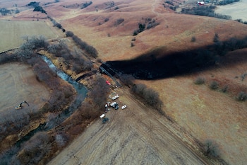 Keystone aceptó pagar USD 26,9 millones por el derrame de petróleo en Kansas de 2022 y destinar otros USD 40 millones a medidas de prevención (DroneBase vía AP)
