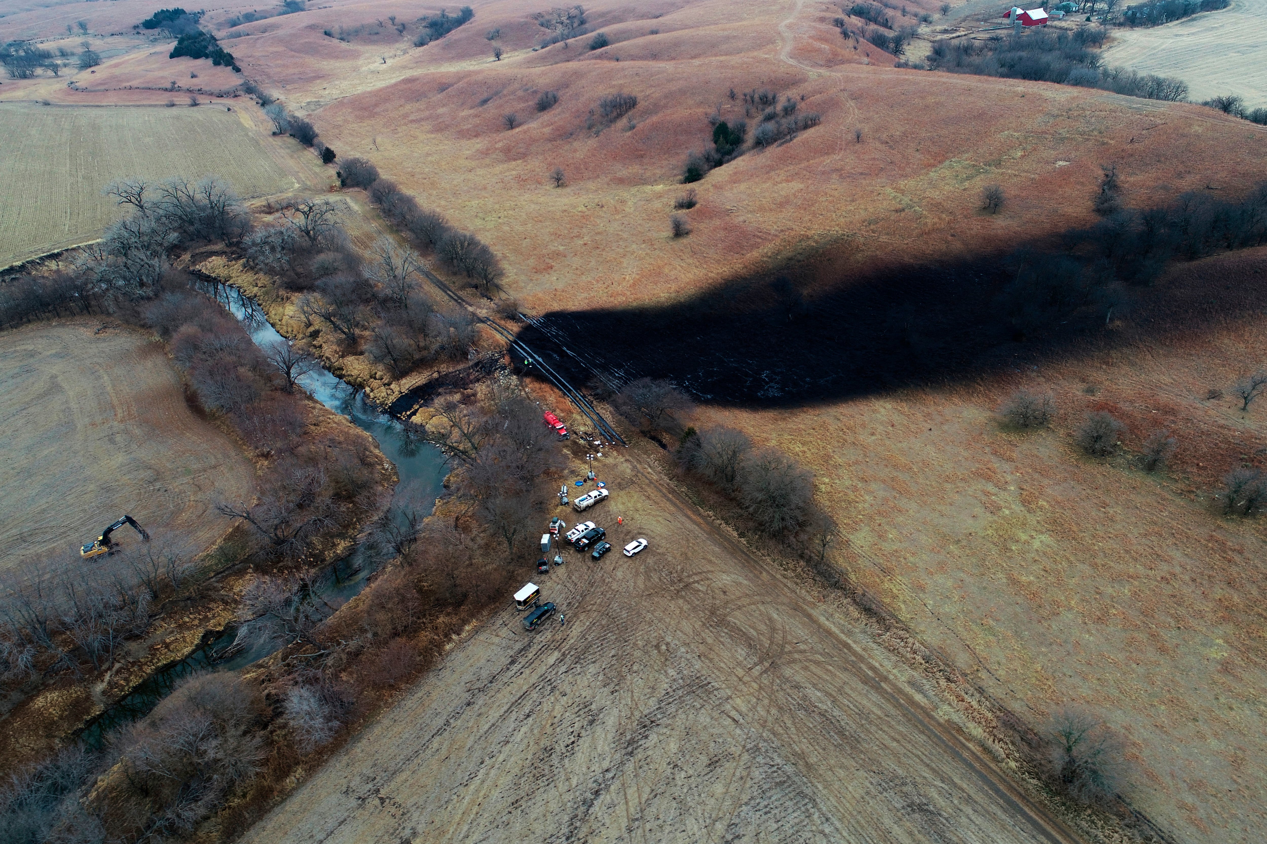 Keystone aceptó pagar USD 26,9 millones por el derrame de petróleo en Kansas de 2022 y destinar otros USD 40 millones a medidas de prevención (DroneBase vía AP)