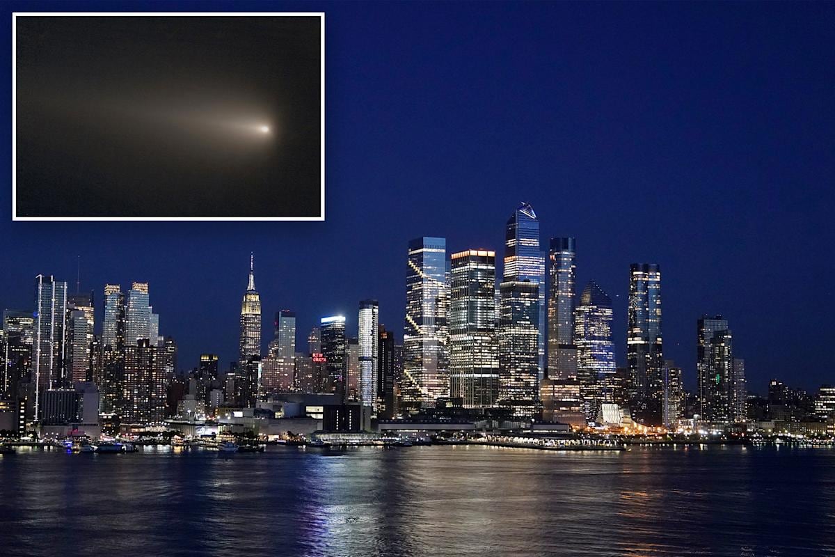 El perfil nocturno de Manhattan contrasta con una representación del cometa en el cielo, destacando las dificultades que la iluminación urbana impone a la observación astronómica.