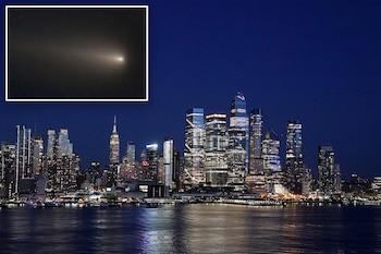 El perfil nocturno de Manhattan contrasta con una representación del cometa en el cielo, destacando las dificultades que la iluminación urbana impone a la observación astronómica.
