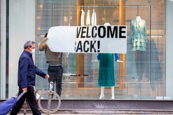 Reapertura de un local en Toronto, en la segunda quincena de mayo (Reuters)