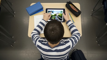 Estados Unidos evalúa recortar USD 3.000 millones en internet escolar tras caídas en el aprendizaje