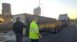 Cayó un container con pollo congelado en la conexión de la autopista 25 de Mayo y provocó demoras hacia La Plata