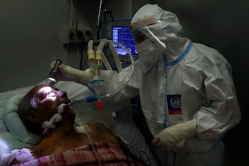 Un doctor examina los ojos