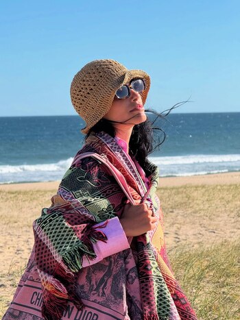 Con un look bohemio y
